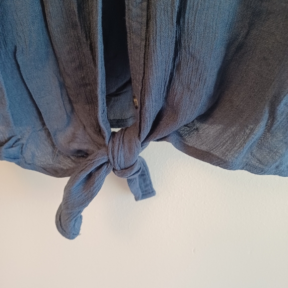 Hollister crop top with tie - Picture 3 of 4